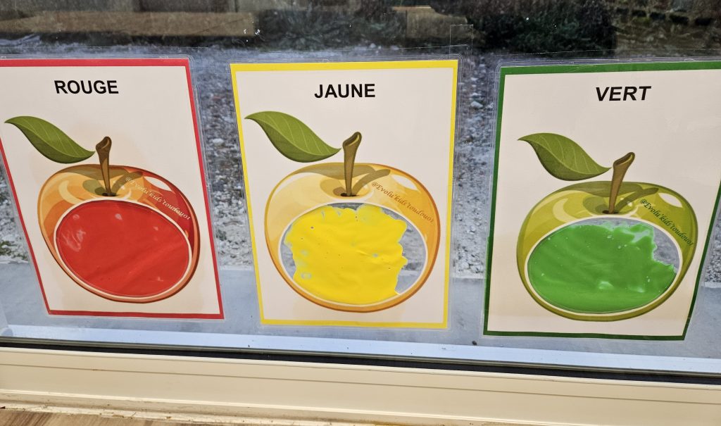 Lire la suite à propos de l’article Peinture propre pour bébé : activité sensorielle et sans salissure pour éveiller les tout-petits